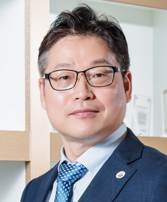 올해의 발명왕을 수상한 최윤화 제엠제코 대표.